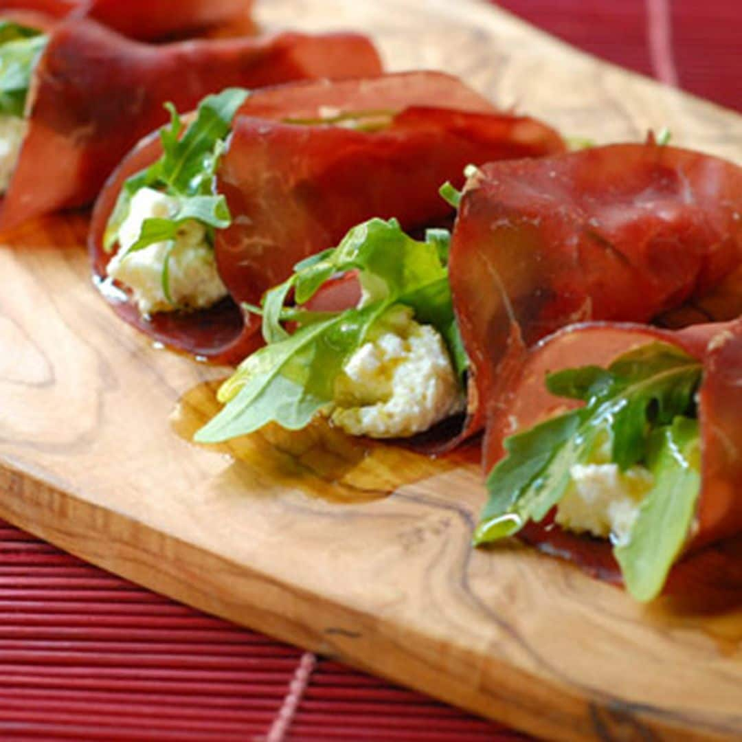 Rollitos de bresaola con queso 'ricotta'