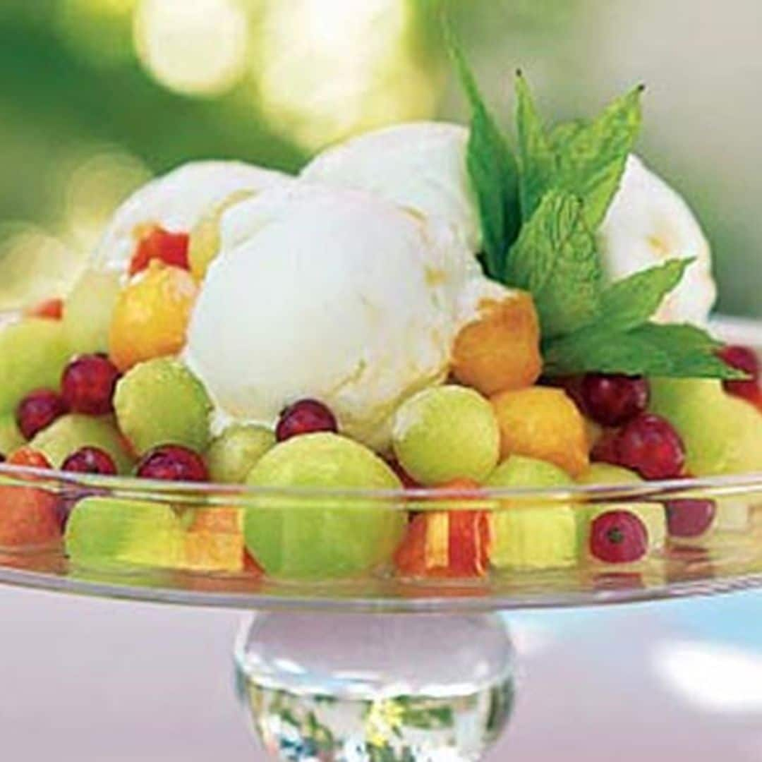 Bolitas de melón, fresquilla y papaya con helado de limón