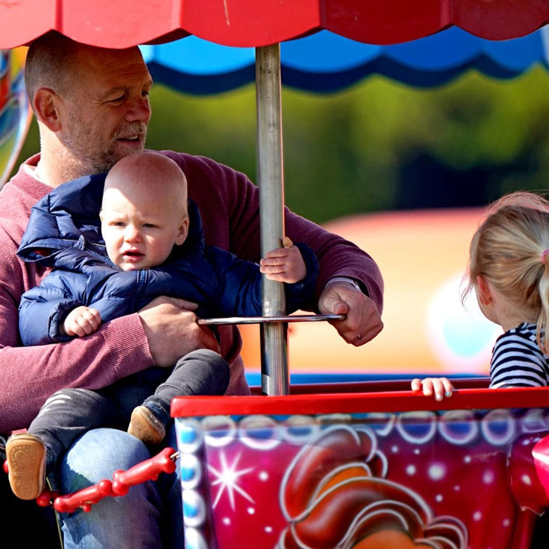 Zara Tindall se luce como amazona mientras su marido y sus hijos disfrutan del parque de atracciones