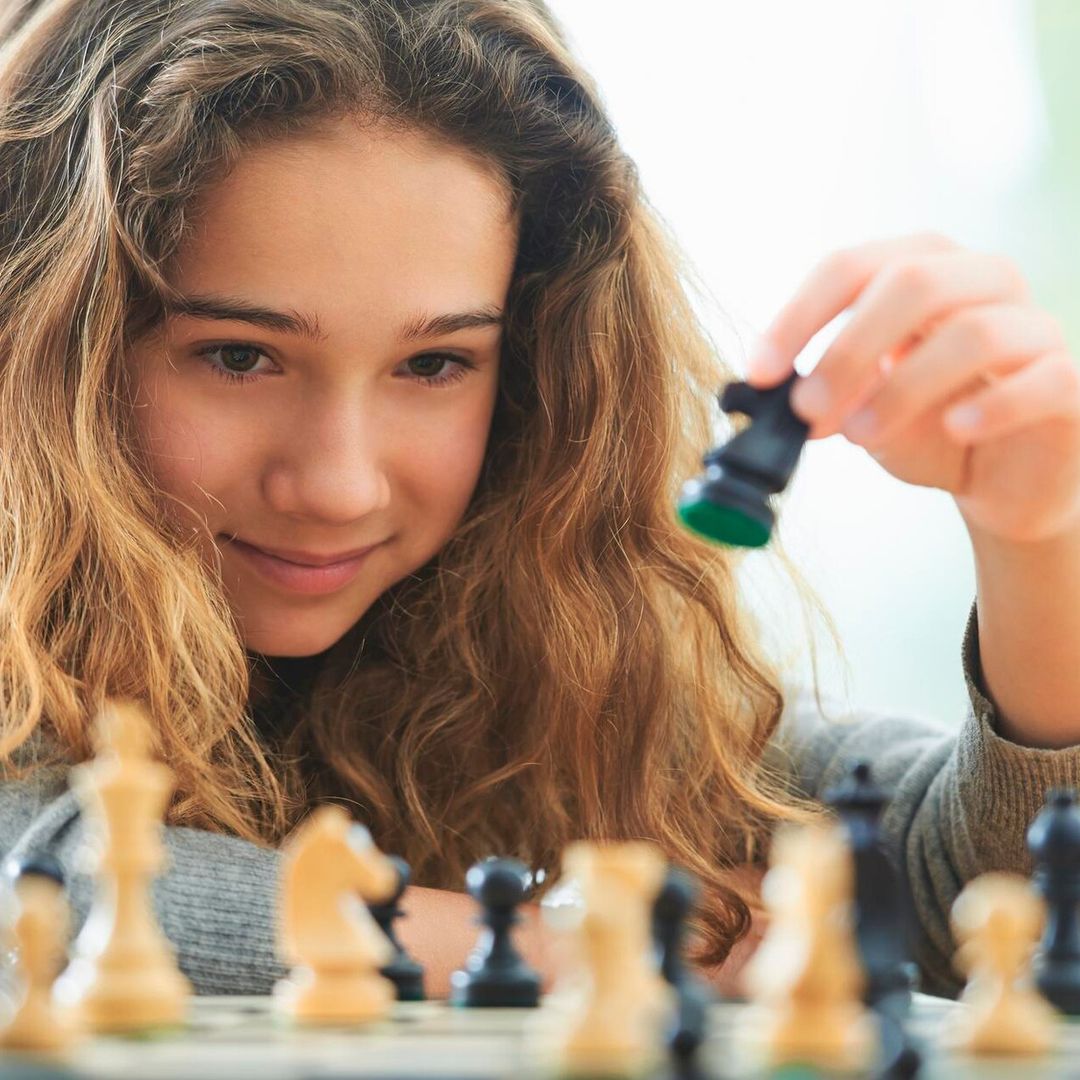 adolescente juega al ajedrez