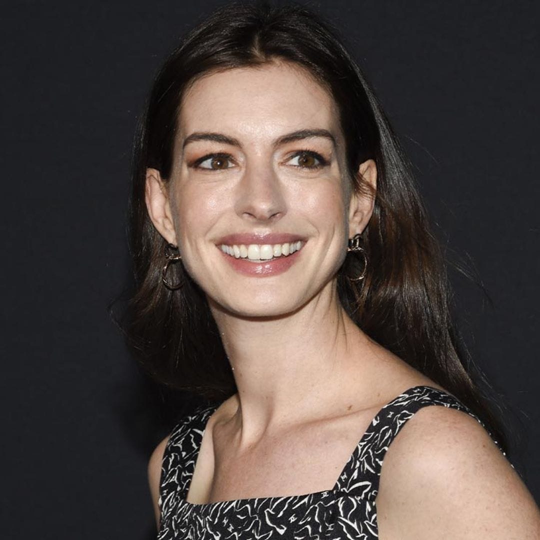 Ni morena ni con su flequillo más icónico: Anne Hathaway sorprende con un nuevo cambio de look