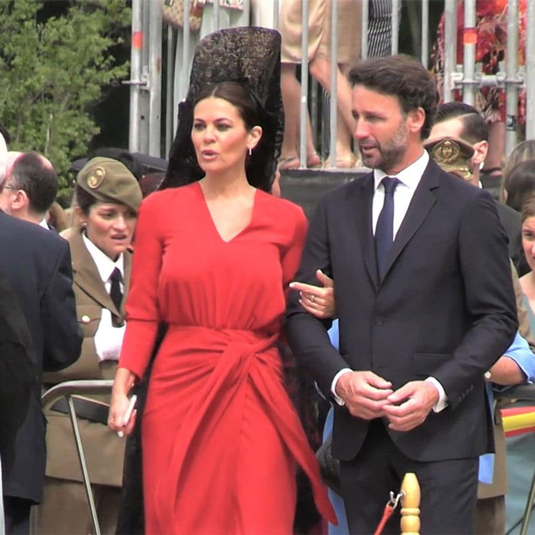 María José Suárez y Álvaro Muñoz Escassi, felices y enamorados, juran bandera en la Plaza de España de Sevilla