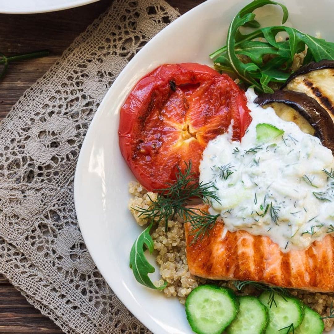 Salmón a la parrilla con 'tzatziki', verduras y quinoa