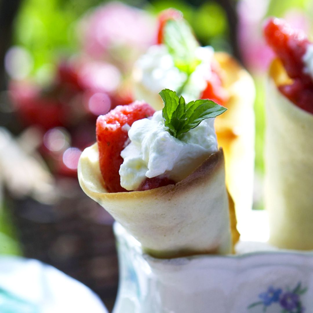 Cucuruchos crocantes de fresas con nata