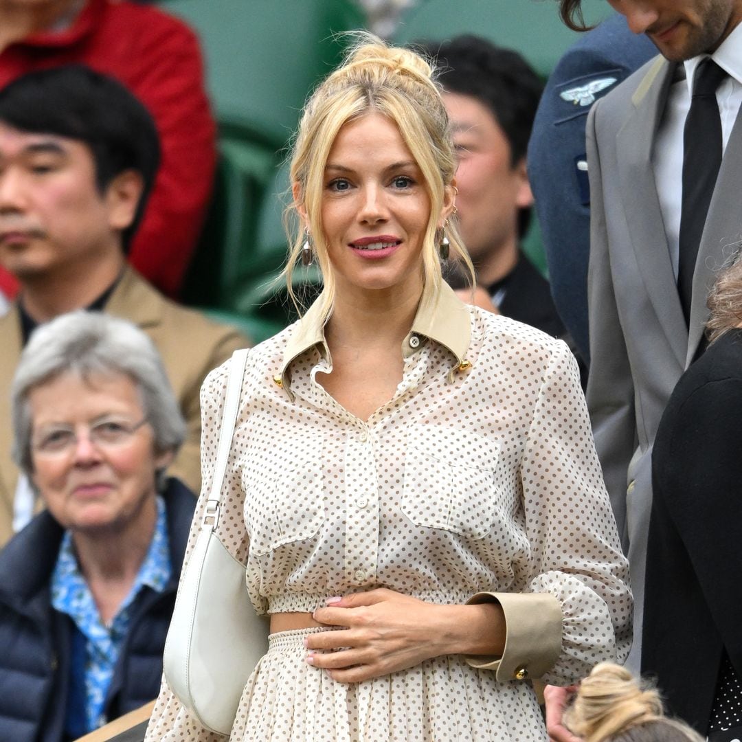 El look ‘lady’ de Sienna Miller o cómo ser la invitada más bohemia de Wimbledon (y en cualquier evento de día)