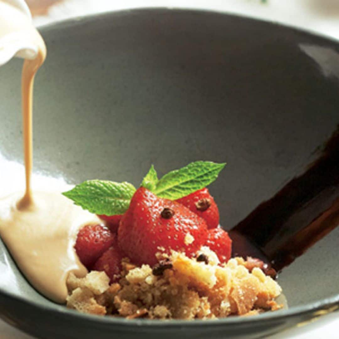 Crema de turrón con fresas a la pimienta de Sichuan, vinagre de cacao y streusel