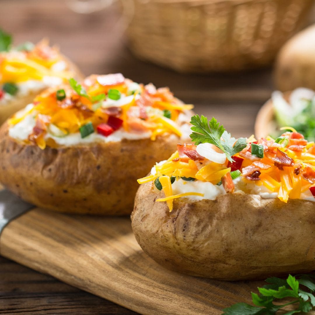 'Jacket potatoes' con queso y bacon