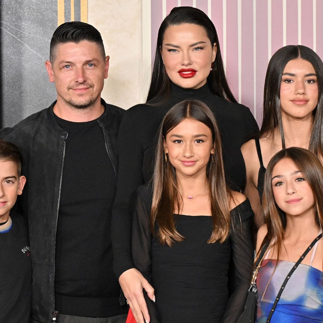 Adriana Lima posa orgullosa junto a su 'modern family' en el estreno de 'Los Juegos del Hambre'