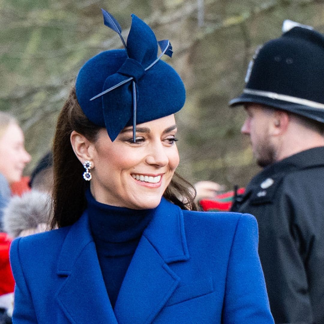 La princesa de Gales, una invitada invernal elegante con abrigo entallado y original tocado de flechas