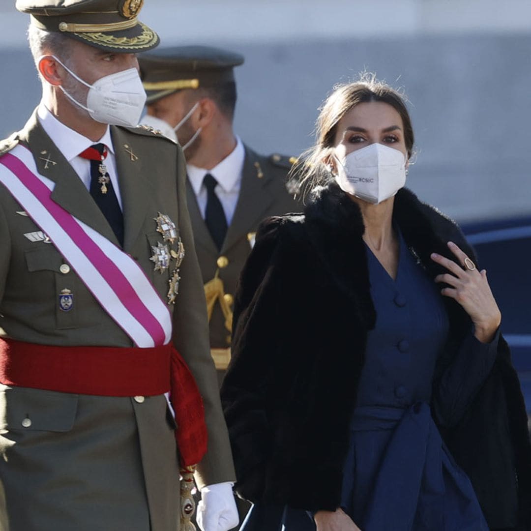 Doña Letizia inaugura el año con un amuleto de estilo y muestra su nuevo 'piercing'