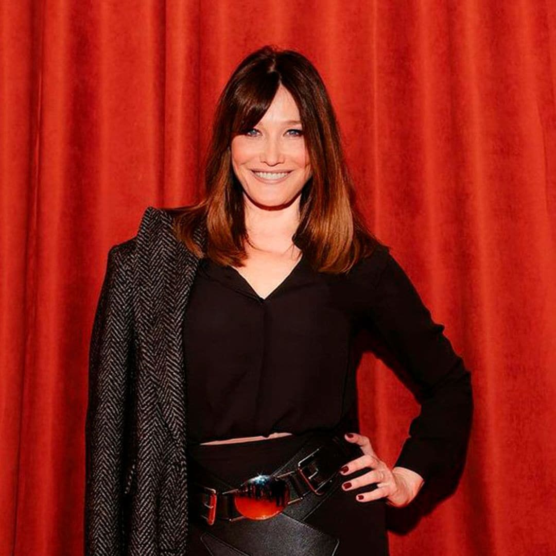 El posado de Carla Bruni que está causando furor y el look que conjuga sensualidad y elegancia