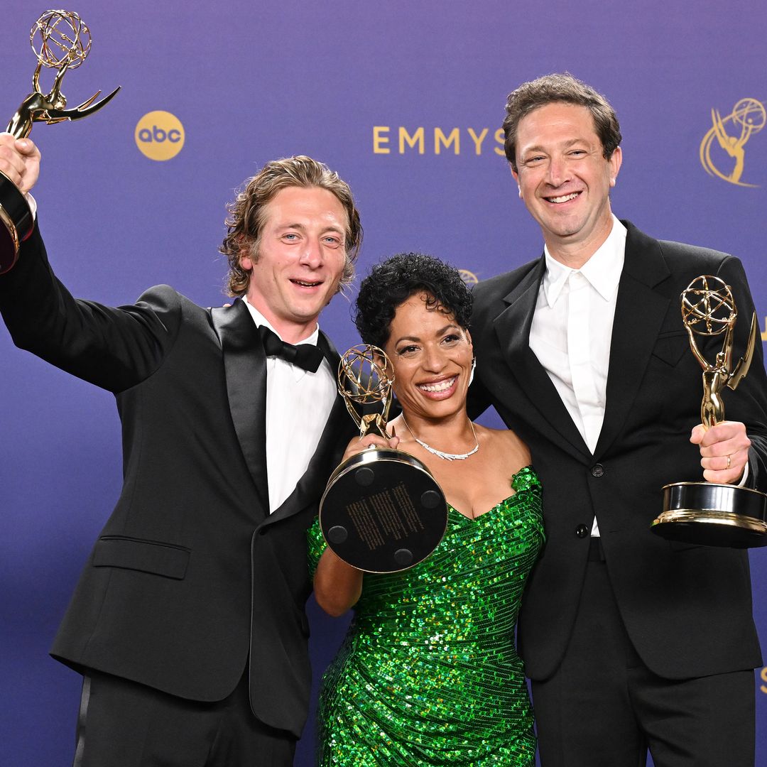 Jeremy Allen White, Liza Colón-Zayas y Ebon Moss-Bachrach, actores de 'The Bear', en la 76º edición de los Premios Emmy que se ha celebrado en el Peacock Theater de Los Ángeles el 15 de septiembre de 2024