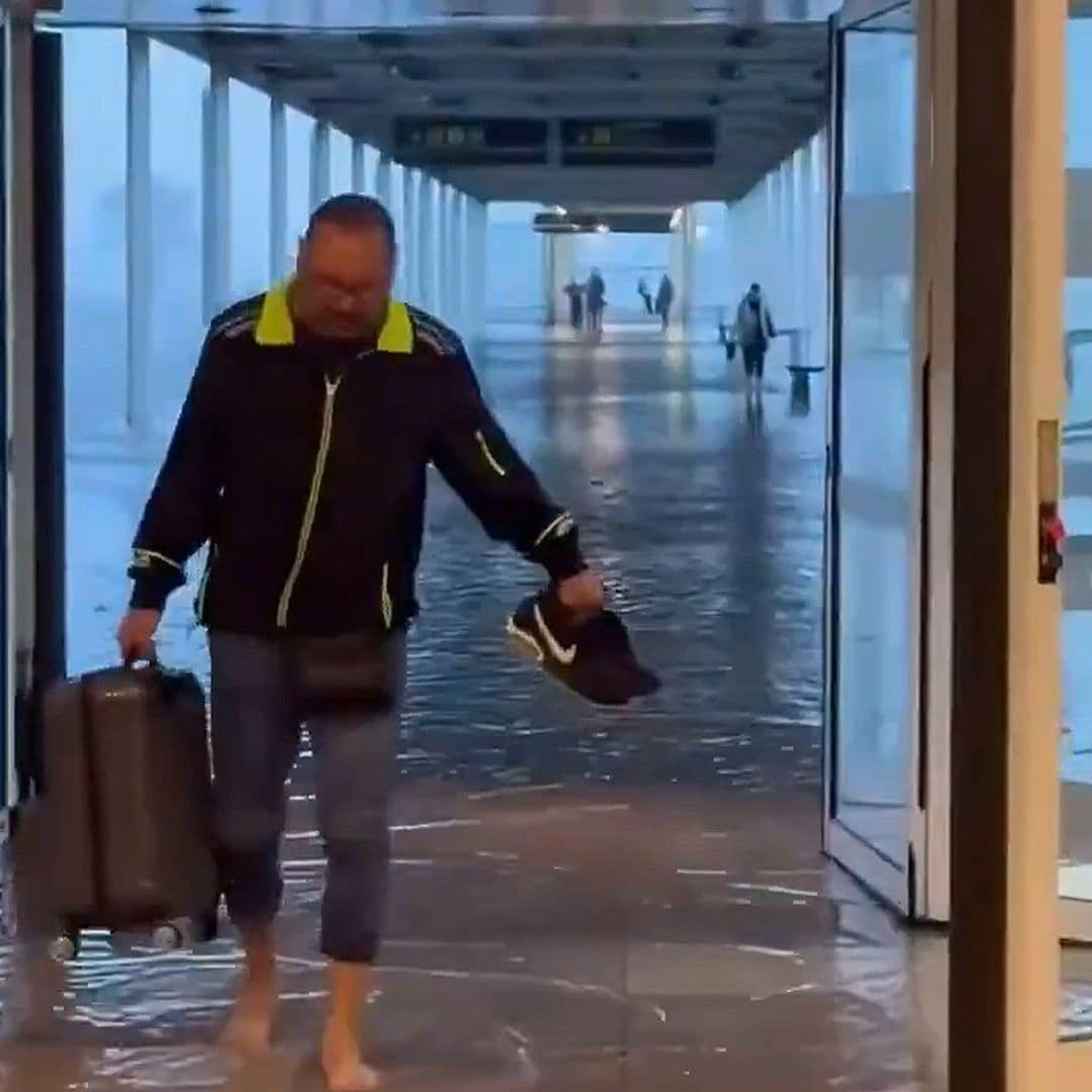 Los efectos de la DANA en el aeropuerto de Barcelona: cascadas en los mostradores y pasillos anegados