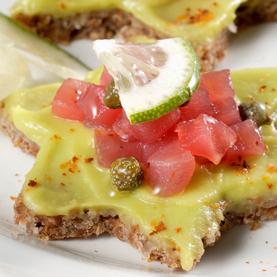 Estrellas con crema de aguacate y atún rojo