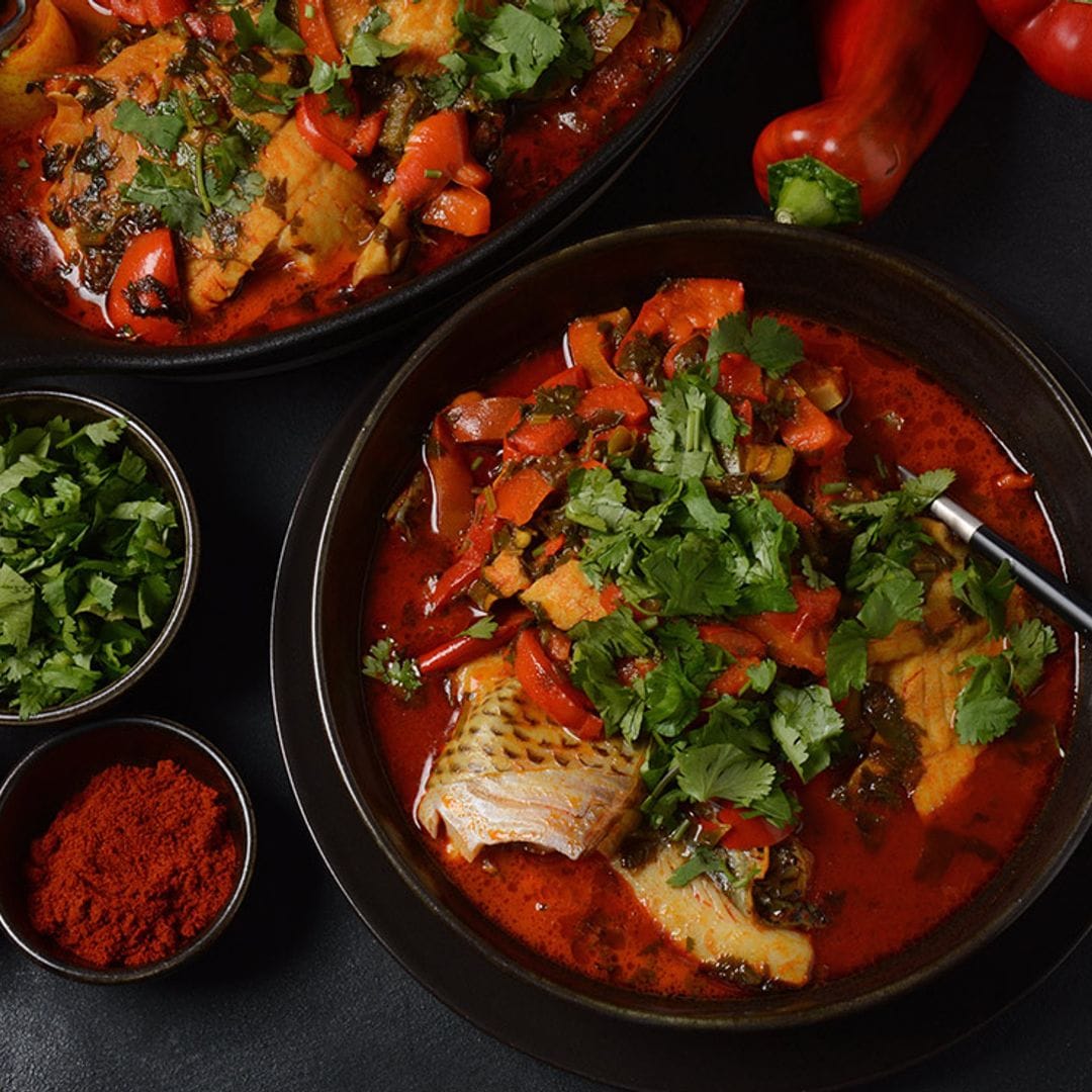 Pescado marinado con 'chermoula' en salsa de tomate