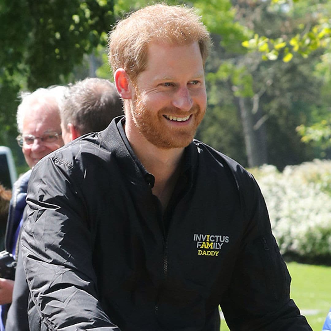 El príncipe Harry deja al bebé Archie con Meghan Markle para volver al trabajo, tres días después de convertirse en papá