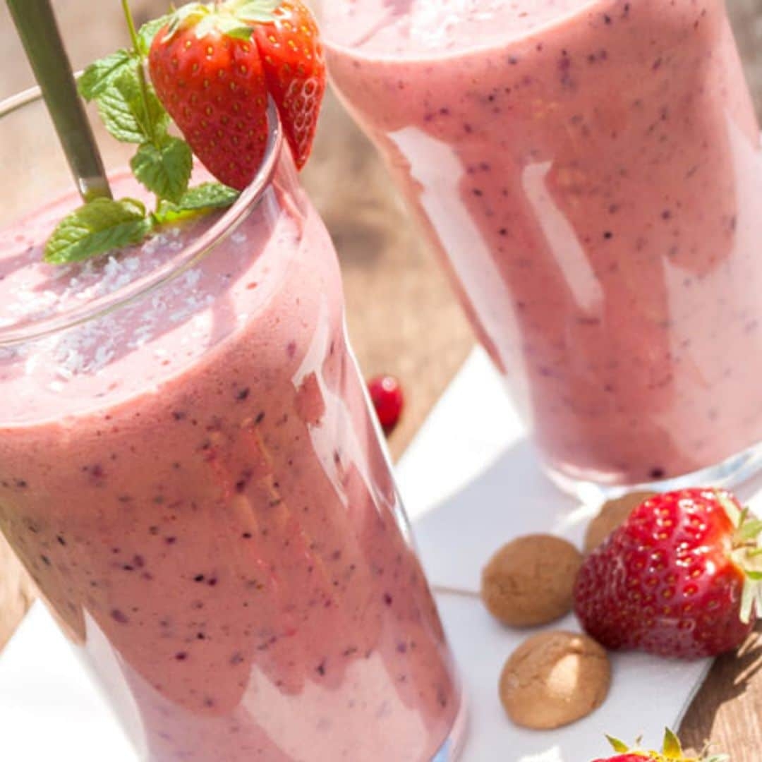 'Smoothie' de yogur, fresas y arándanos