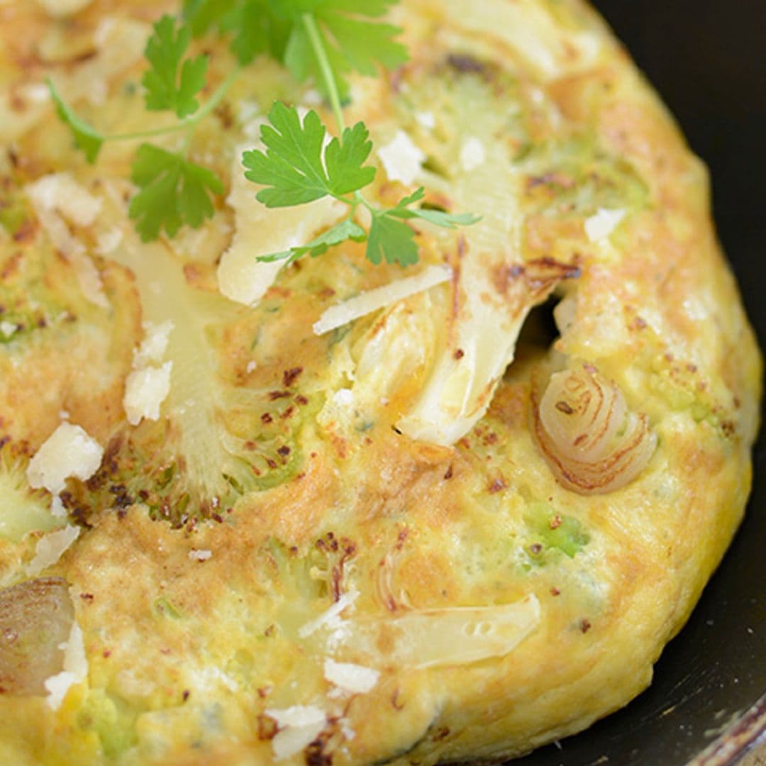 Tortilla de romanesco con bacon y queso