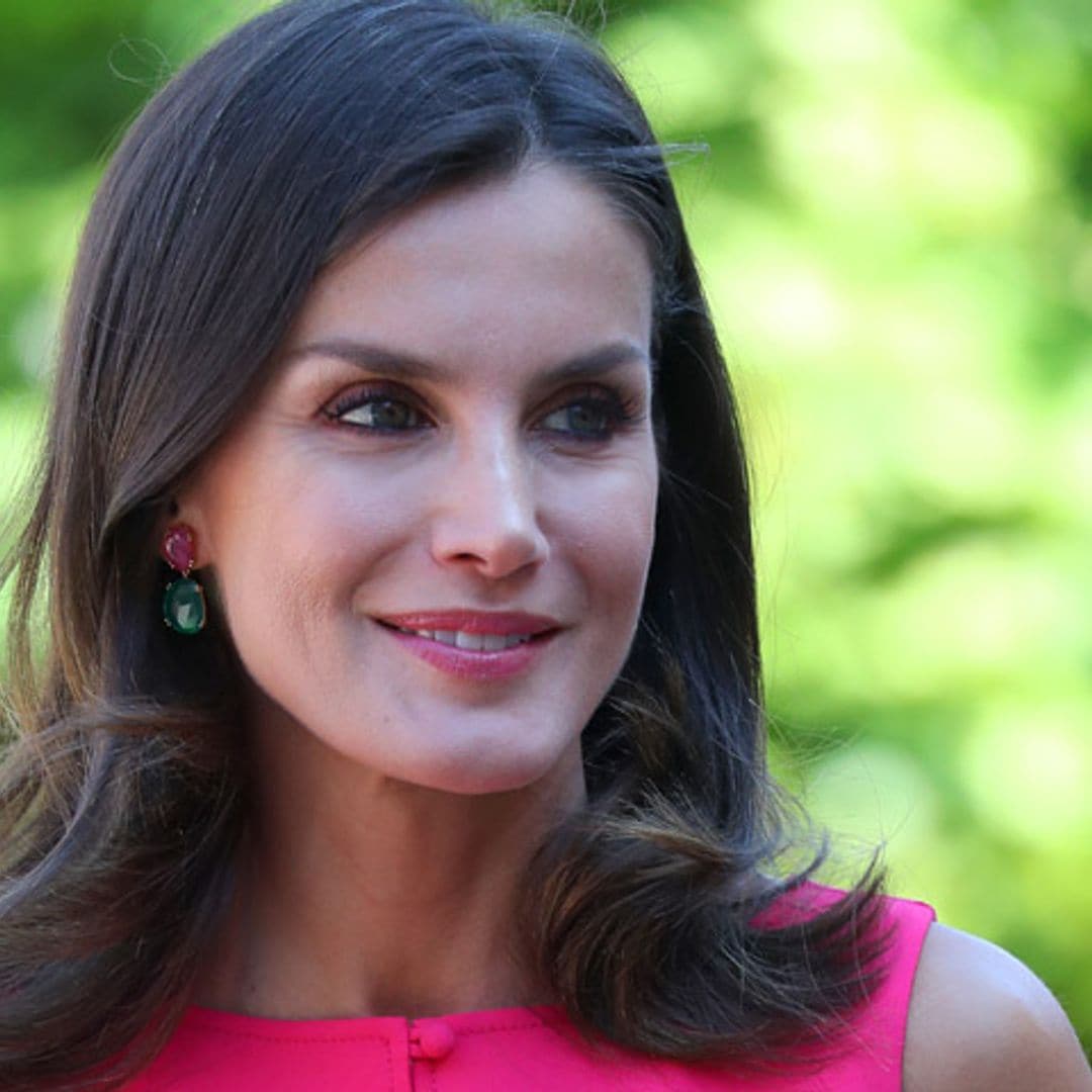 ¡Todo al fucsia! Doña Letizia, una reina deslumbrante con su vestido 'corola'