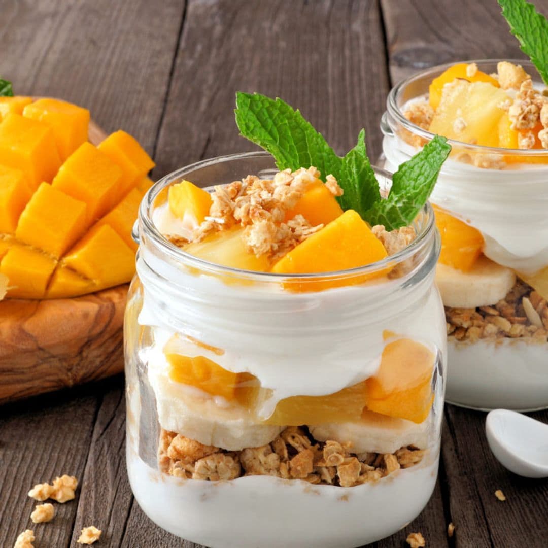 Postre de mango, yogur y muesli