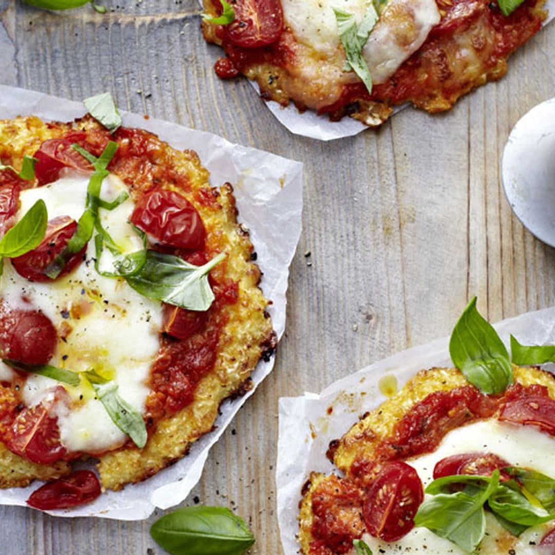 'Mini-pizzas' de coliflor y queso con tomate sin gluten