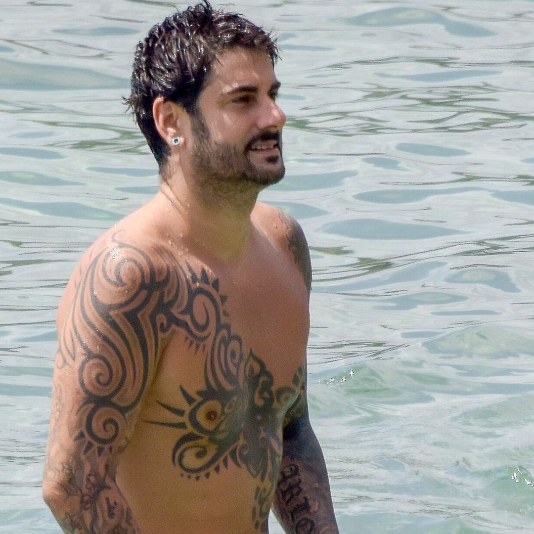 Melendi navega en Ibiza junto a las mujeres de su vida