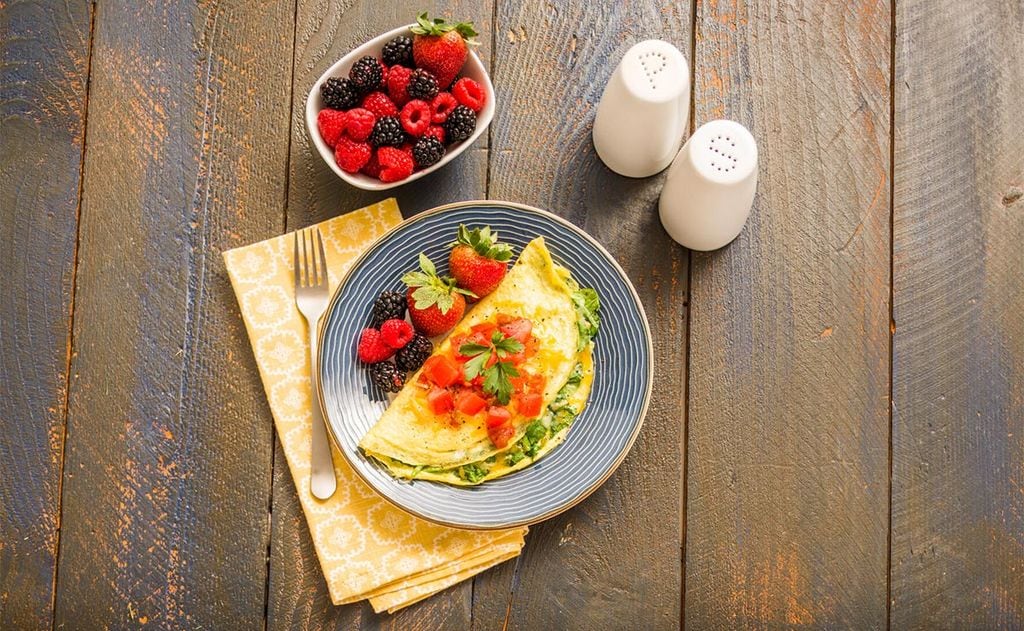 Tortilla saludable de hierbas aromáticas con tomate