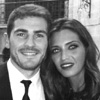 La imagen más esperada... Iker Casillas comparte su premio con Sara Carbonero