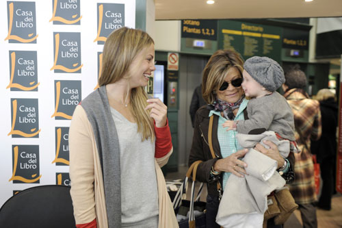 Carla Goyanes, arropada por la familia en la firma de su primer libro