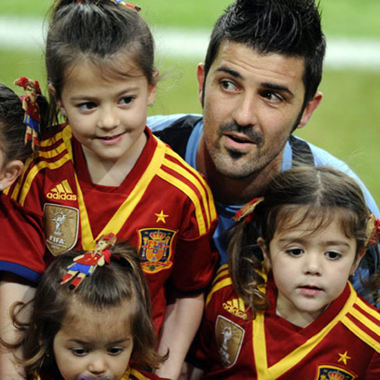 David Villa presume en el terreno de juego de sus tres tesoros: Zaida, Olaya y Luca