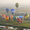 Una carrera de globos colorea el cielo japonés