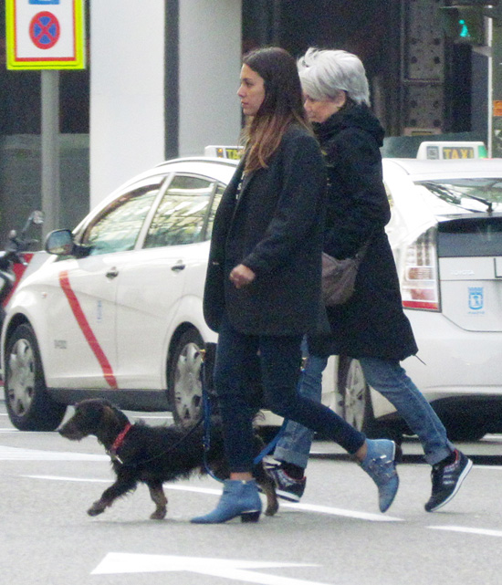 Blanca Suárez disfruta de un tranquilo paseo por Madrid en compañía de su madre y su mascota 'Pistacho'