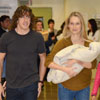 Vanesa Lorenzo y Carles Puyol abandonan el hospital con la pequeña Manuela