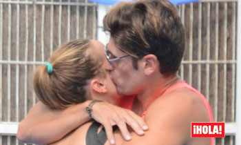 En ¡HOLA!, las románticas vacaciones de la nadadora Mireia Belmonte junto al piragüista y modelo Javier Hernanz