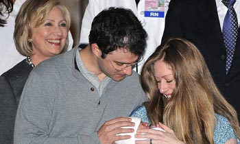 Chelsea Clinton ya está en casa con su hija Charlotte