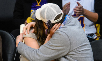 Mila Kunis y Ashton Kutcher, los besos de dos enamorados papás