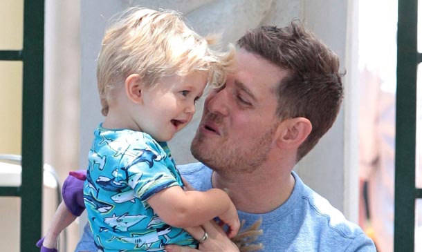 ¿Quién se lo pasa mejor? Michael Bublé ejerce de padrazo con su 'mini Bublé' Noah