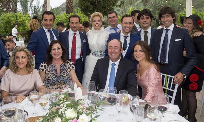 Carmen Martínez-Bordíu, muy bien acompañada en la boda del torero 'Rafaelillo'