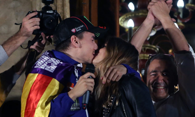 El beso de Jorge Lorenzo y su novia Nuria Tomás... marca 'Iker y Sara'