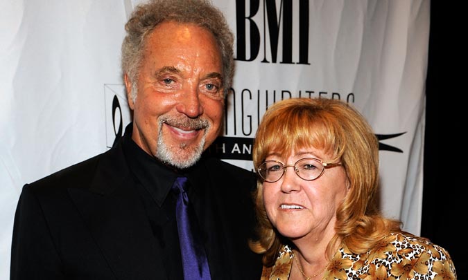 Fallece la esposa de Tom Jones, junto a la que llevaba casi 60 años de relación