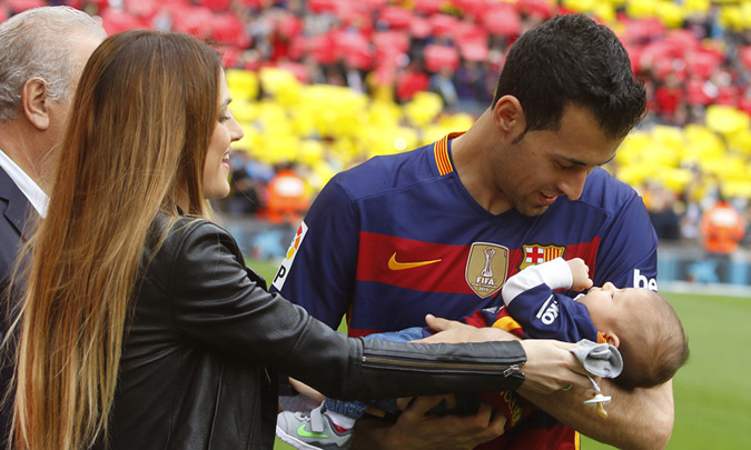 Sergio Busquets salta al campo por primera vez con su hijo en brazos