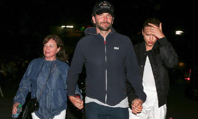 ¿Tres son multitud? Bradley Cooper presume de chicas