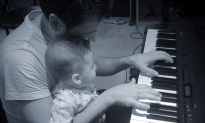 ¡Qué ternura! David de María inculca a su hijo su pasión por la música