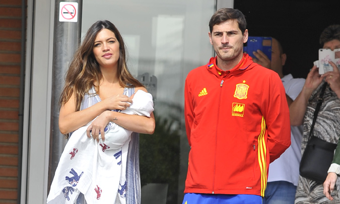 Iker Casillas y Sara Carbonero abandonan el hospital con el pequeño Lucas