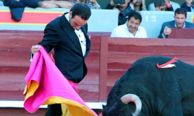 Enrique Ponce o cómo hacer historia en el ruedo vestido de esmoquin