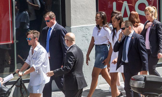 Tapas en El Retiro, compras por el centro… Michelle Obama y sus hijas revolucionan Madrid