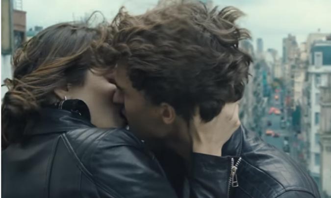 El primer beso de Tini y Pepe Barroso Jr., en el vídeoclip en el que se conocieron