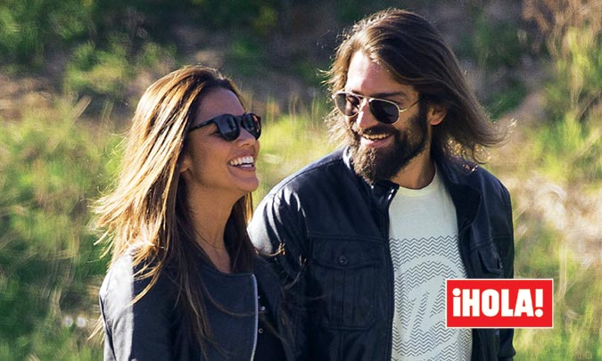 En ¡HOLA!, Lara Álvarez, feliz y enamorada de nuevo junto a Román Mosteiro