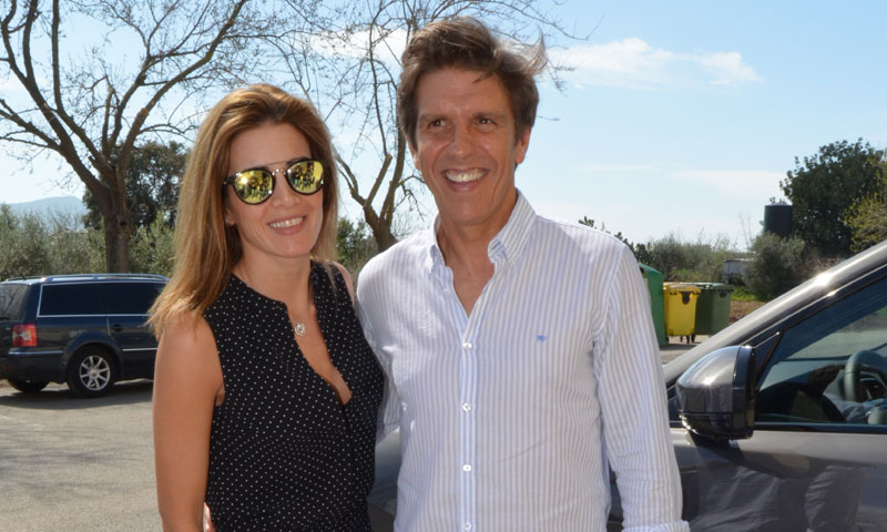 Manuel Díaz y Virginia Troconis en la entrada al hotel en el que ambos hermanos se concentran