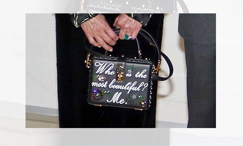 Baronesa Thyssen y su original bolso